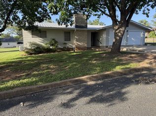 303 E Walnut St, Fredericksburg, TX 78624