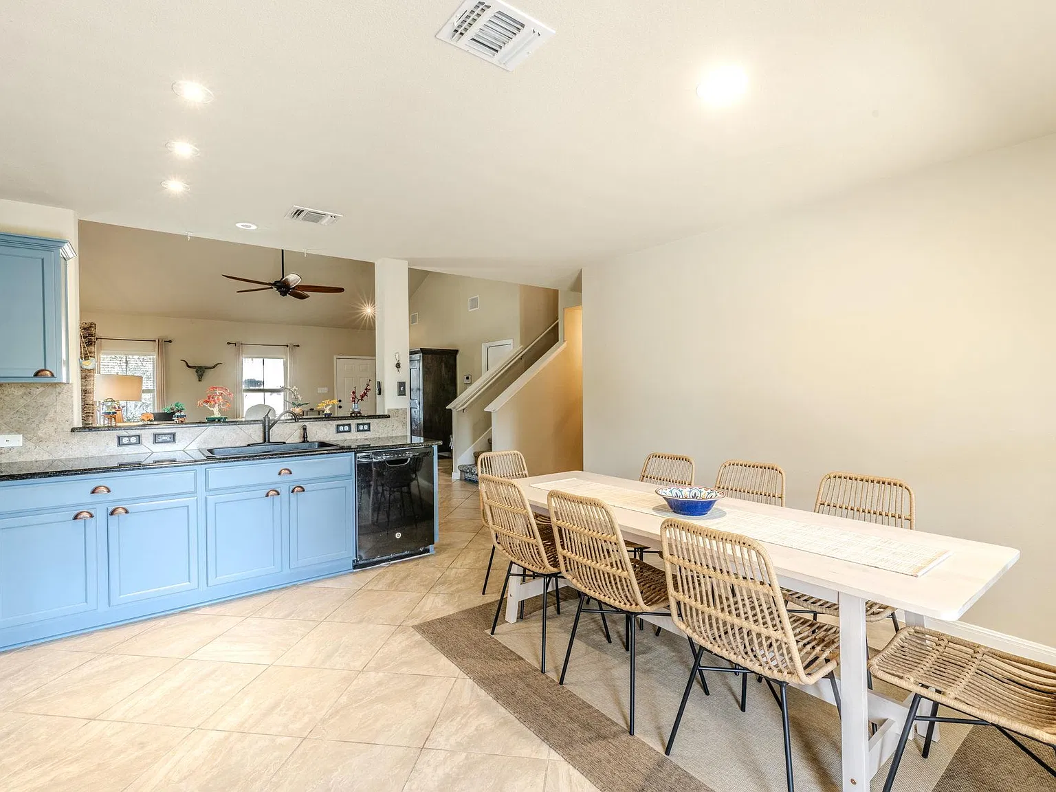 4 bed, 2.5 bath, 2232 sqft, $2,400 — Photo 3