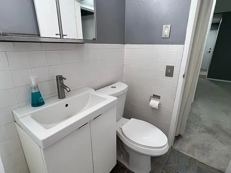 2747 Dupont Ave S #102 — Photo 9