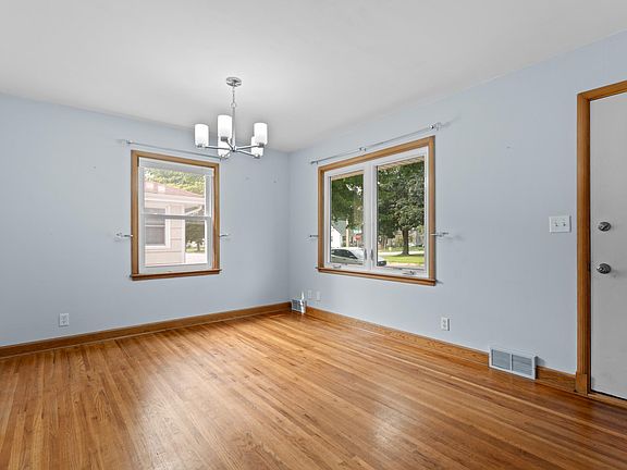 3rd image of 904 14th Ave NE