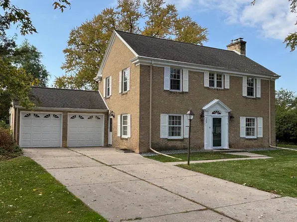 529 Arrowhead Dr, Green Bay, WI 54301