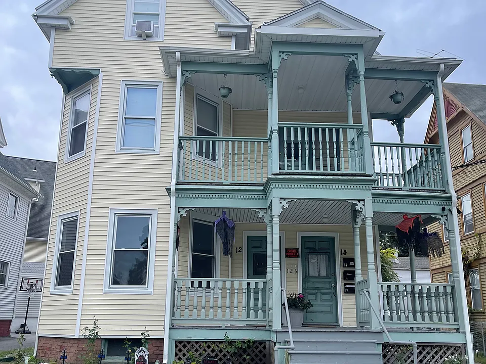 Front of 14 W Park Pl