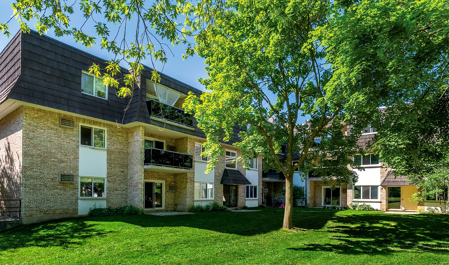 Treeview Manor — Photo 1