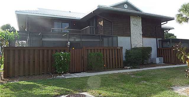 1st image of 1002 SE Camelot Gardens Blvd