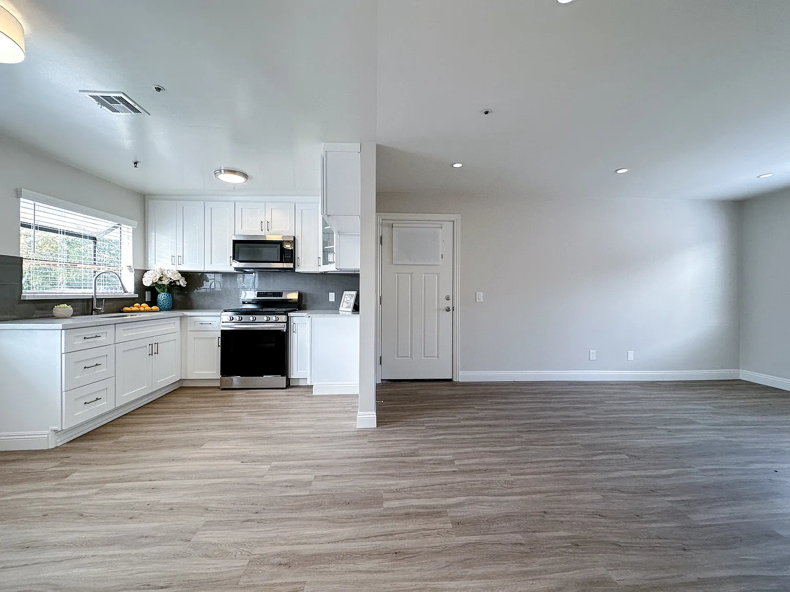 2 bed, 900 sqft, $2,699 — Photo 2