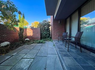 85 Grove St APT 105, Wellesley, MA 02482