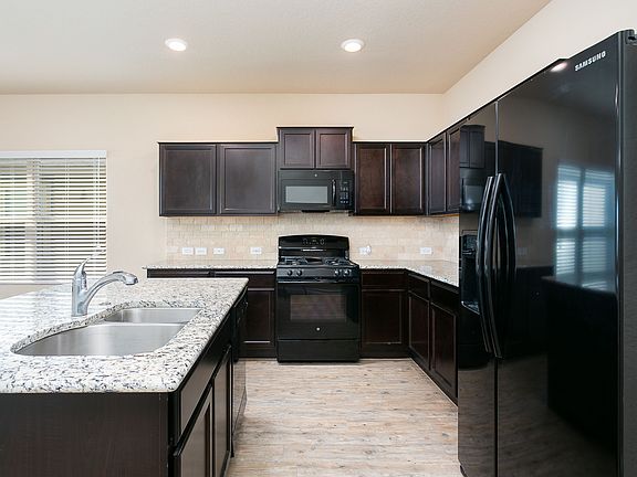 4th image of 9114 Blanco Park