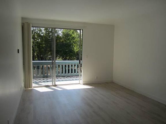4th image of 215 W Arrellaga St APT 4