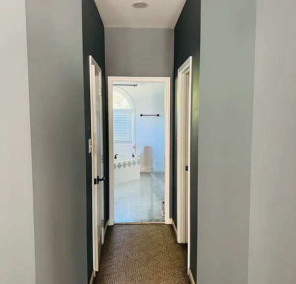 Hallway in Masterbedroom flanked by 2 walk-in closets to Masterbathroom