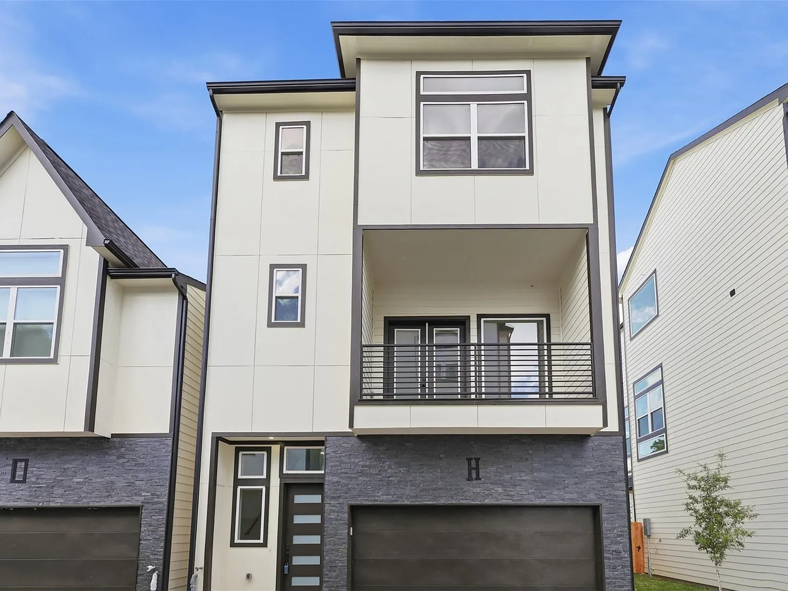 3 bed, 3.5 bath, 2247 sqft, $3,350 — Photo 2