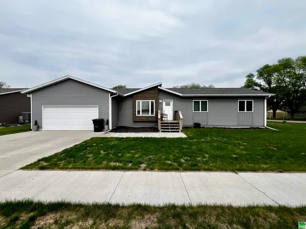 401 S Walnut St, Elk Point, SD 57025