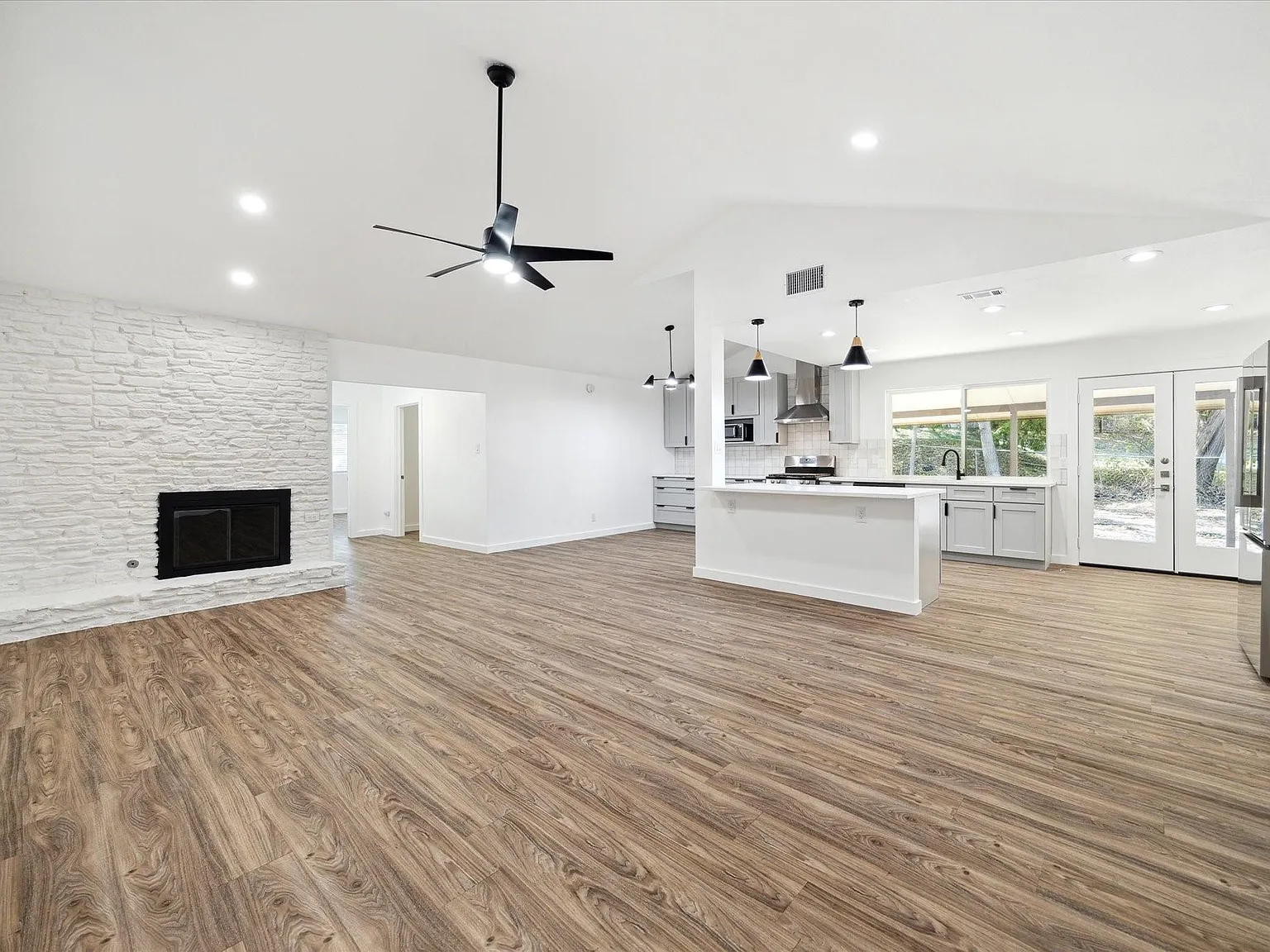 4 bed, 2.0 bath, 1890 sqft, $2,600 — Photo 2