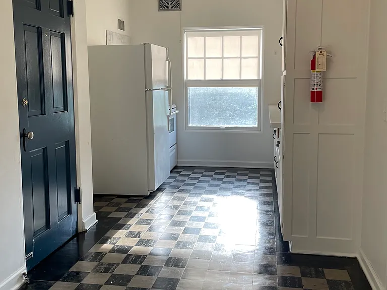 1011 Short Rd #4 — Photo 3