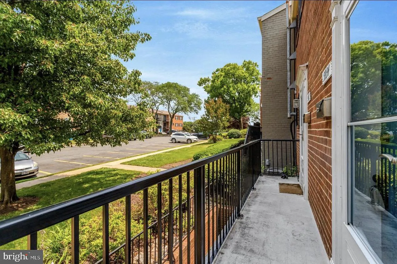 2 bed, 1.5 bath, 1055 sqft, $2,700 — Photo 3