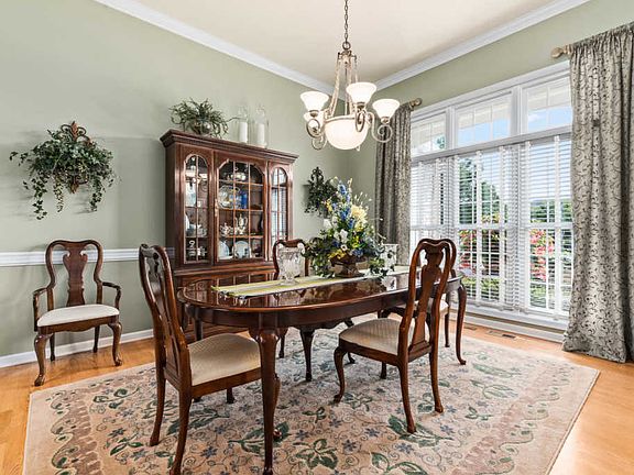 3rd image of 840 Deering Ct