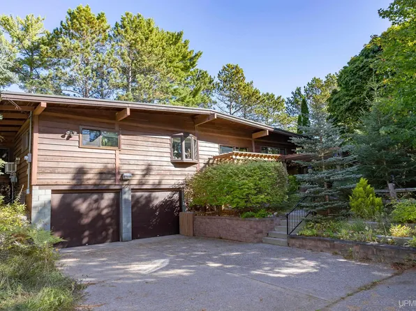 765 Lakewood Ln, Marquette, MI 49855