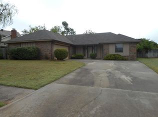 2404 E Hills Dr, Moore, OK 73160
