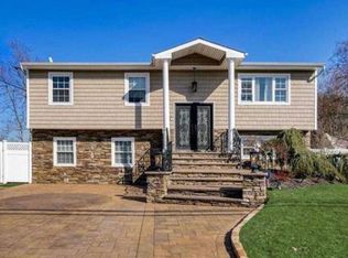 12 Carman Blvd, Massapequa, NY 11758