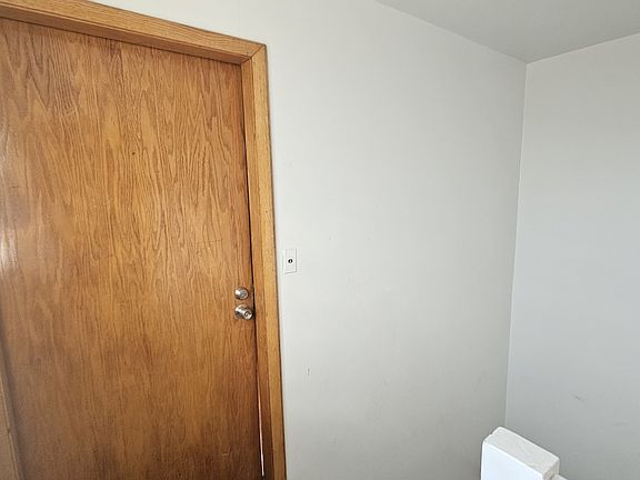 2nd image of 7352 N Harlem Ave APT 3R