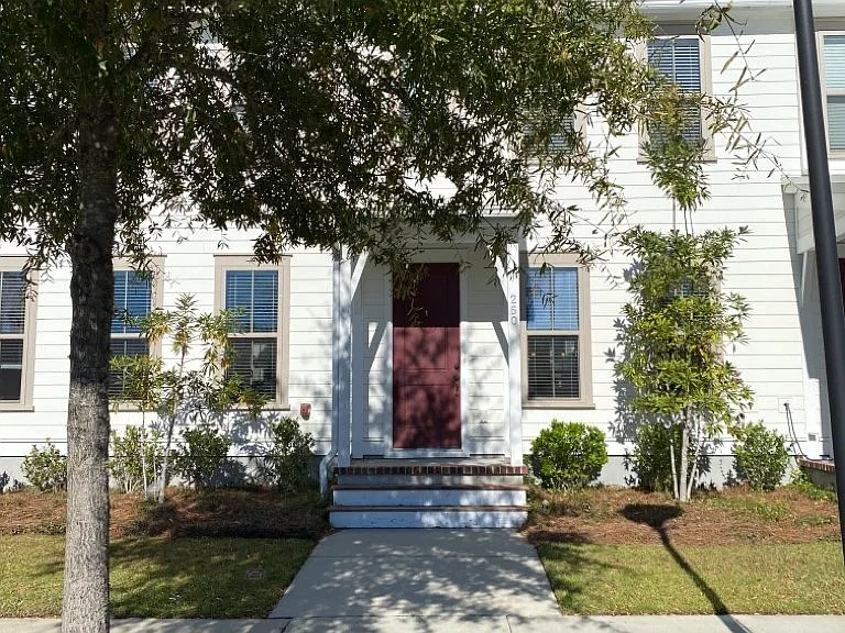 250 Oak Park St — Photo 1