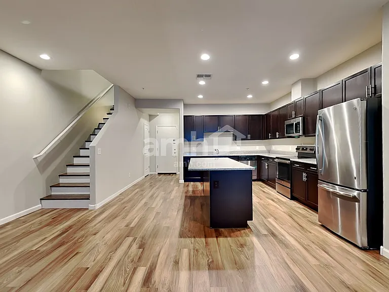 20740 W Thomas Rd — Photo 3