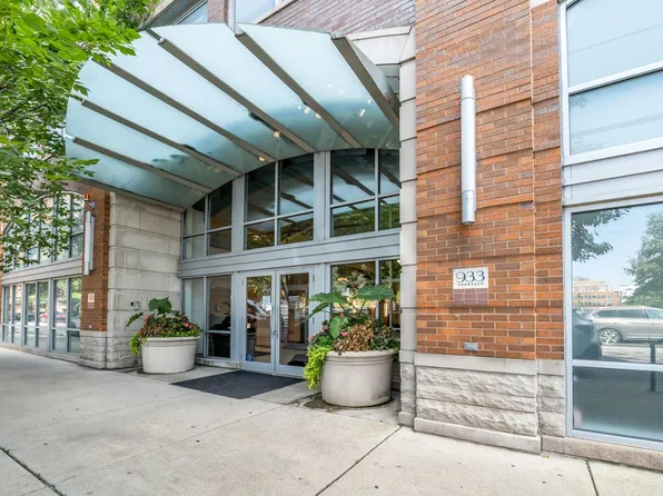 933 W Van Buren St APT 326, Chicago, IL 60607