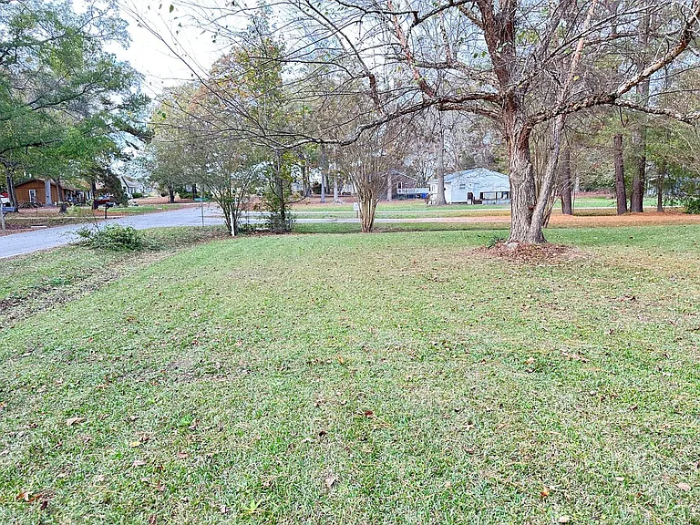 209 Oak Forest Dr — Photo 2