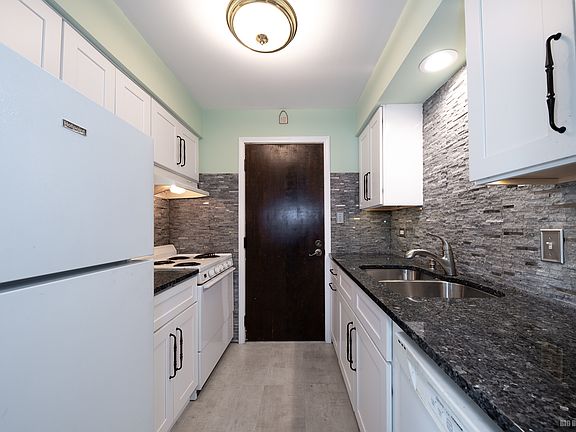 3rd image of 15724 Terrace Dr Unit 2