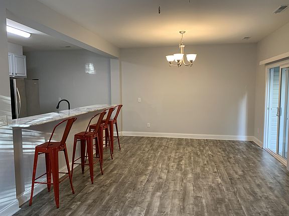Breakfast Bar and Dining Area