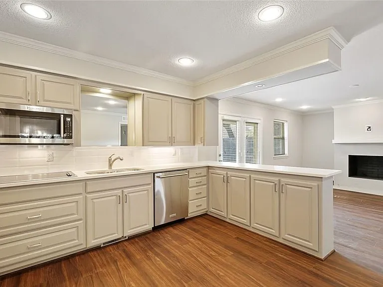 9015 Villa Park Cir — Photo 11