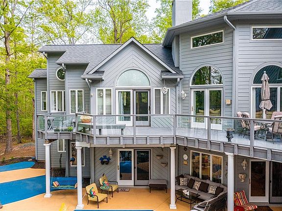 4th image of 1070 Foxcliff Dr