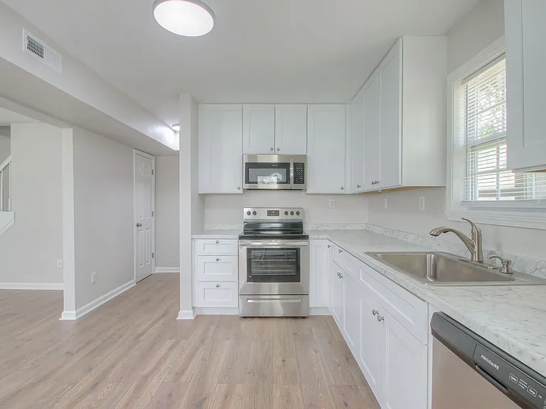 350 Beechcroft Rd #6 — Photo 2