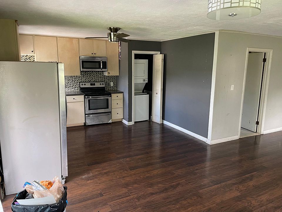 Kitchen / door to bathroom