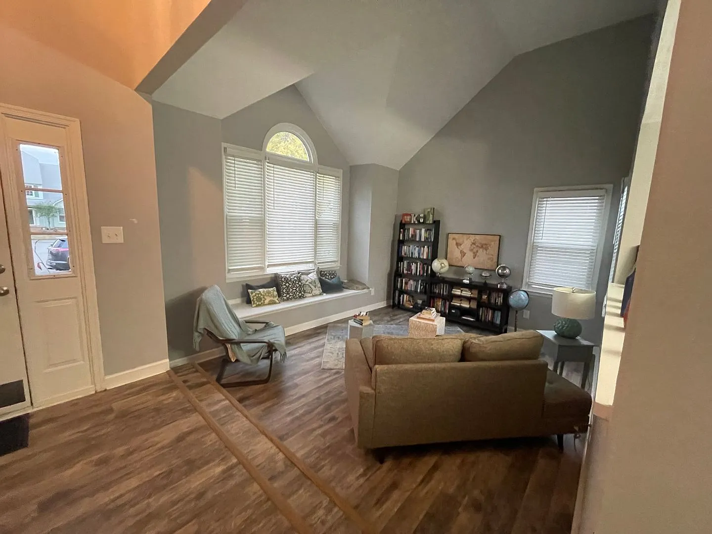 Beautiful Waterfront Home in Greenwood Estates — Photo 3