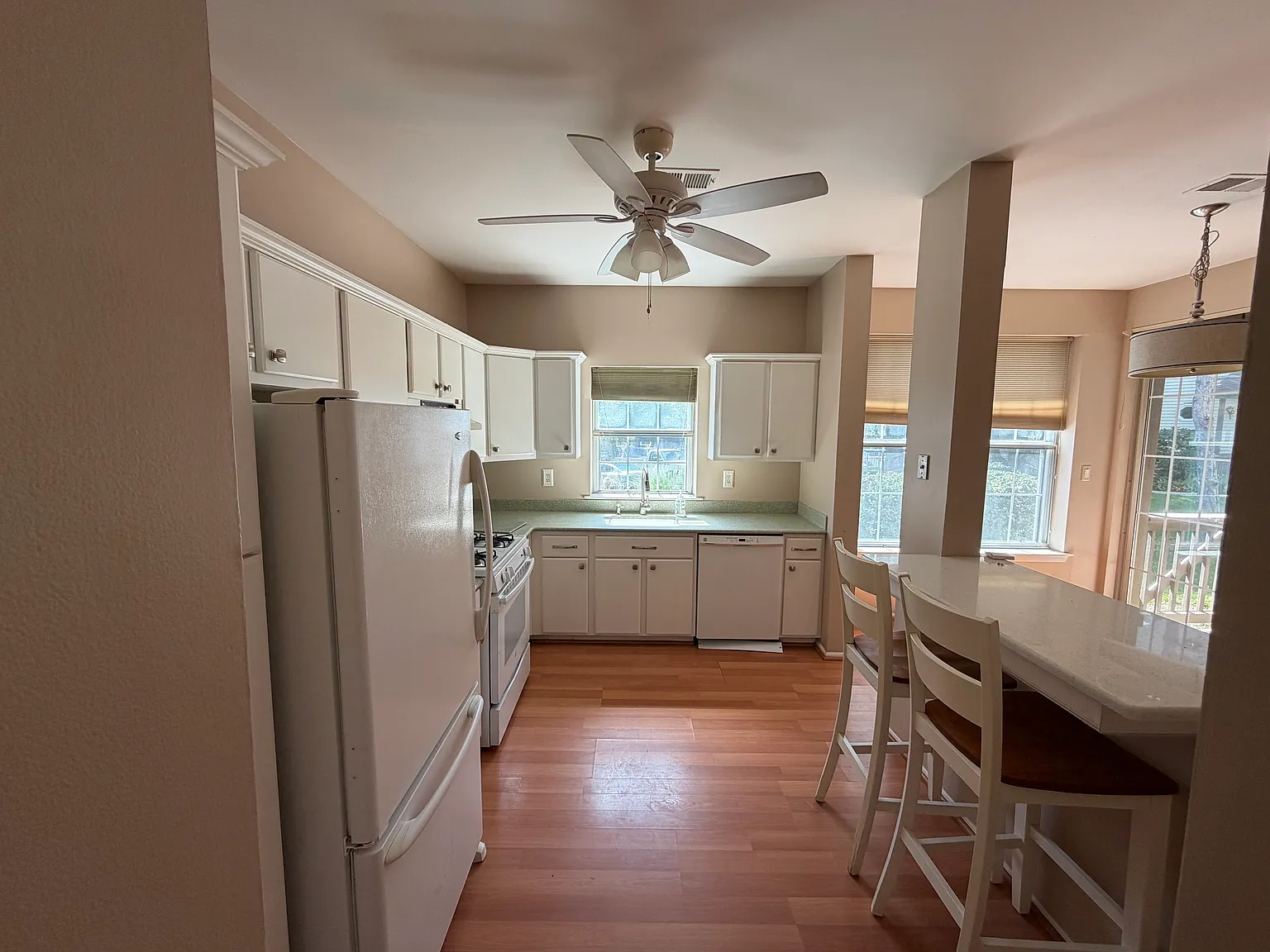 2 bed, 1000 sqft, $2,400 — Photo 3