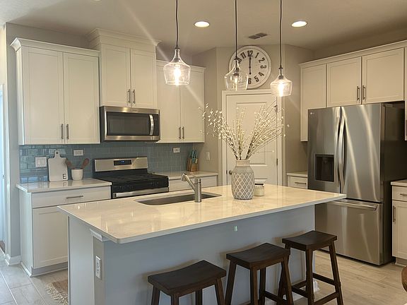 5th image of 469 Brandon Lakes Dr #1