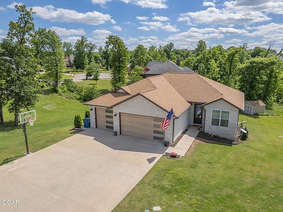 3rd image of 407 Lakeview Ln