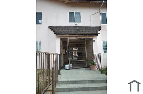 861 W 42nd Pl Photo 1