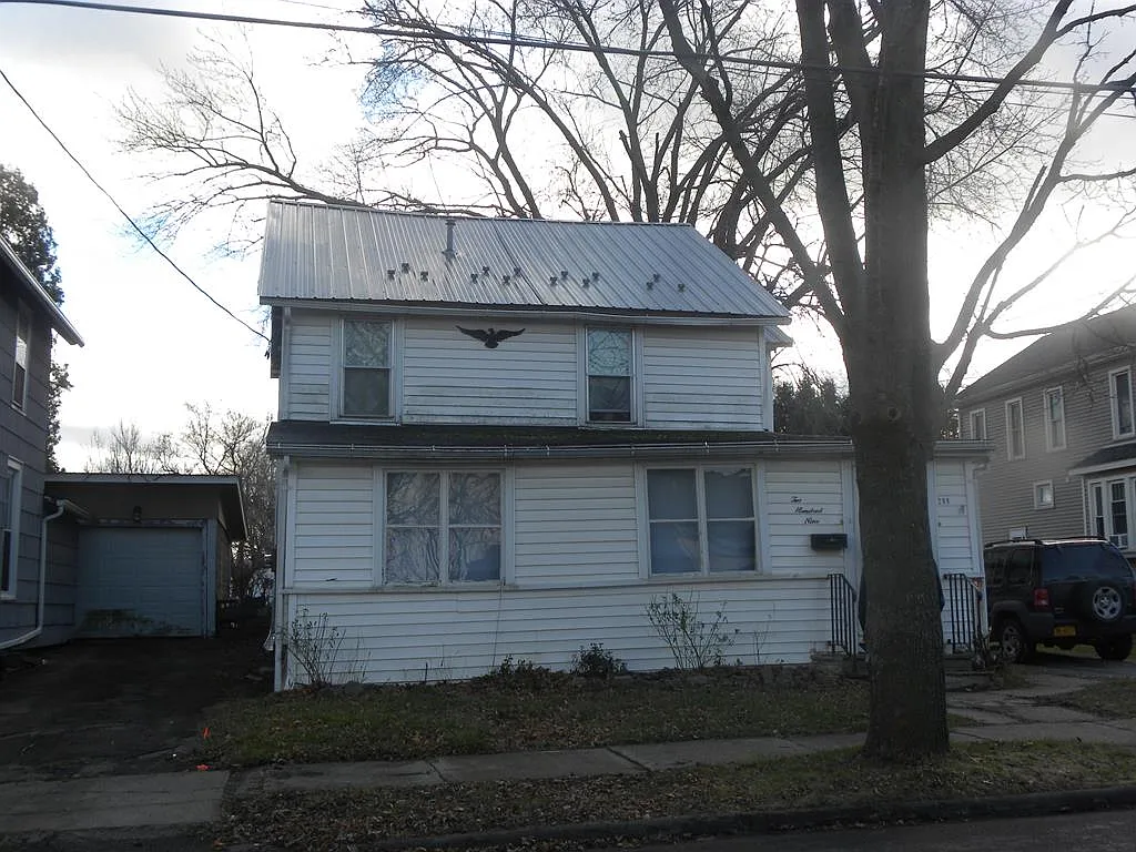 209 Roe Ave photo 1