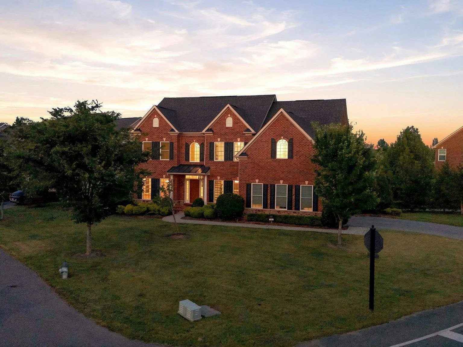 5 bed, 5.0 bath, 6830 sqft, $5,800 — Photo 2