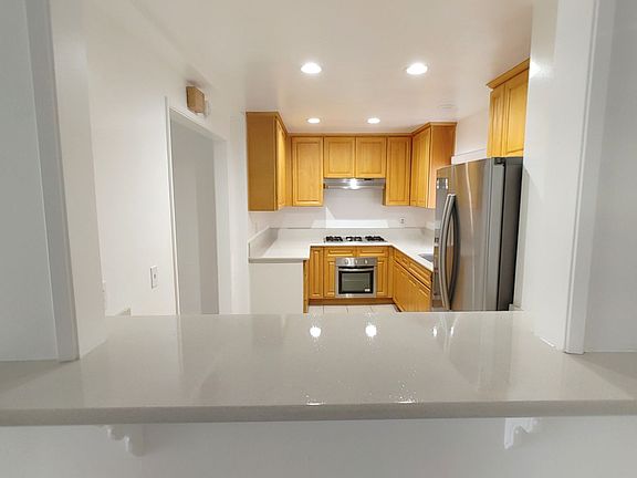2nd image of 1005 S Barrington Ave APT 1