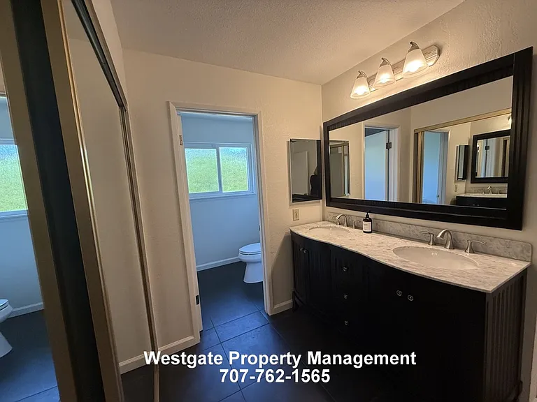 400 Smith Ct — Photo 24