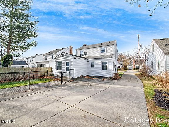3rd image of 2440 Raymond Ave SE