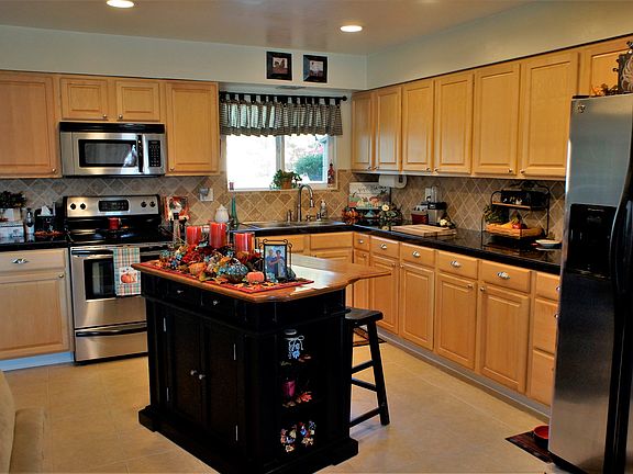 3rd image of 28565 Amersfoot Way