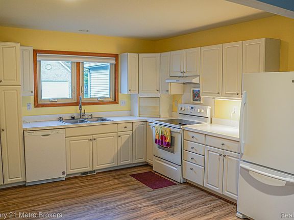 5th image of 9292 Emily Dr