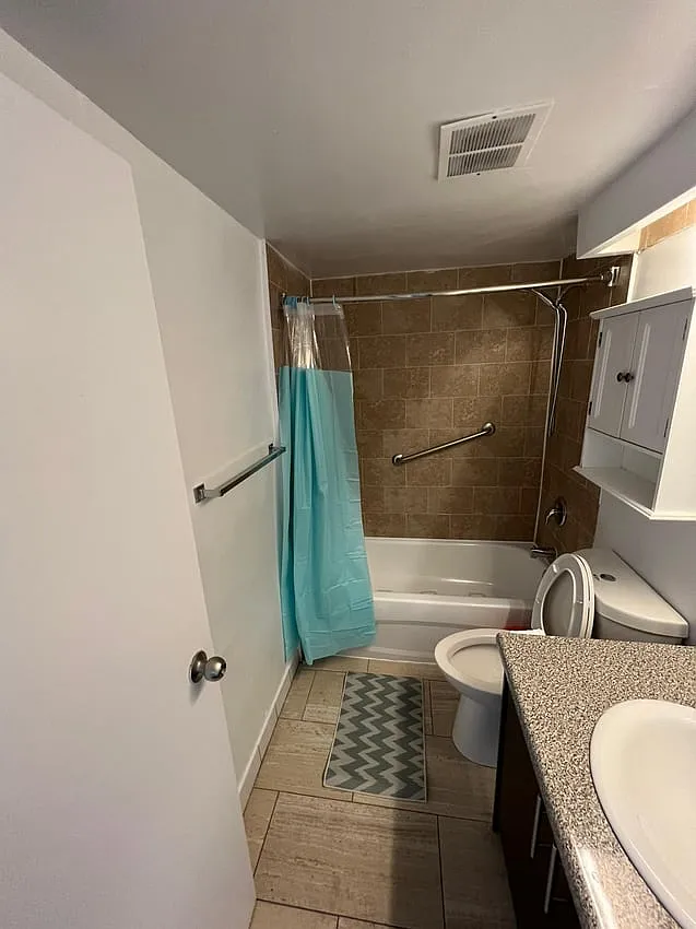 Flex Room with Balcony - Davisville Avenue & Yonge Street — Photo 4