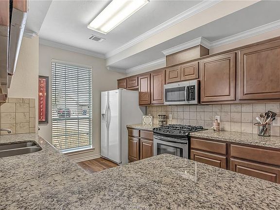 4th image of 906 Dove Landing Ave