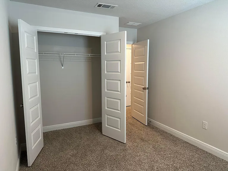 1025 McLaren Cir — Photo 18