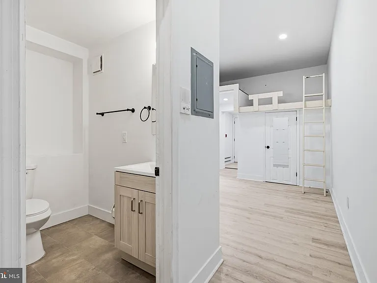 4242 Pine St #1B — Photo 1