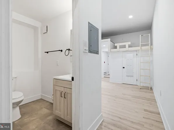 4242 Pine St, Philadelphia, PA